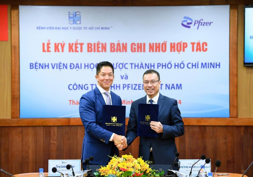 Hợp tác giữa Bệnh viện Đại học Y Dược TPHCM và Pfizer hướng đến mục tiêu nâng cao quản lý đề kháng kháng sinh và nhận thức về vai trò của vắc xin phòng ngừa - Ảnh: Pfizer Việt Nam