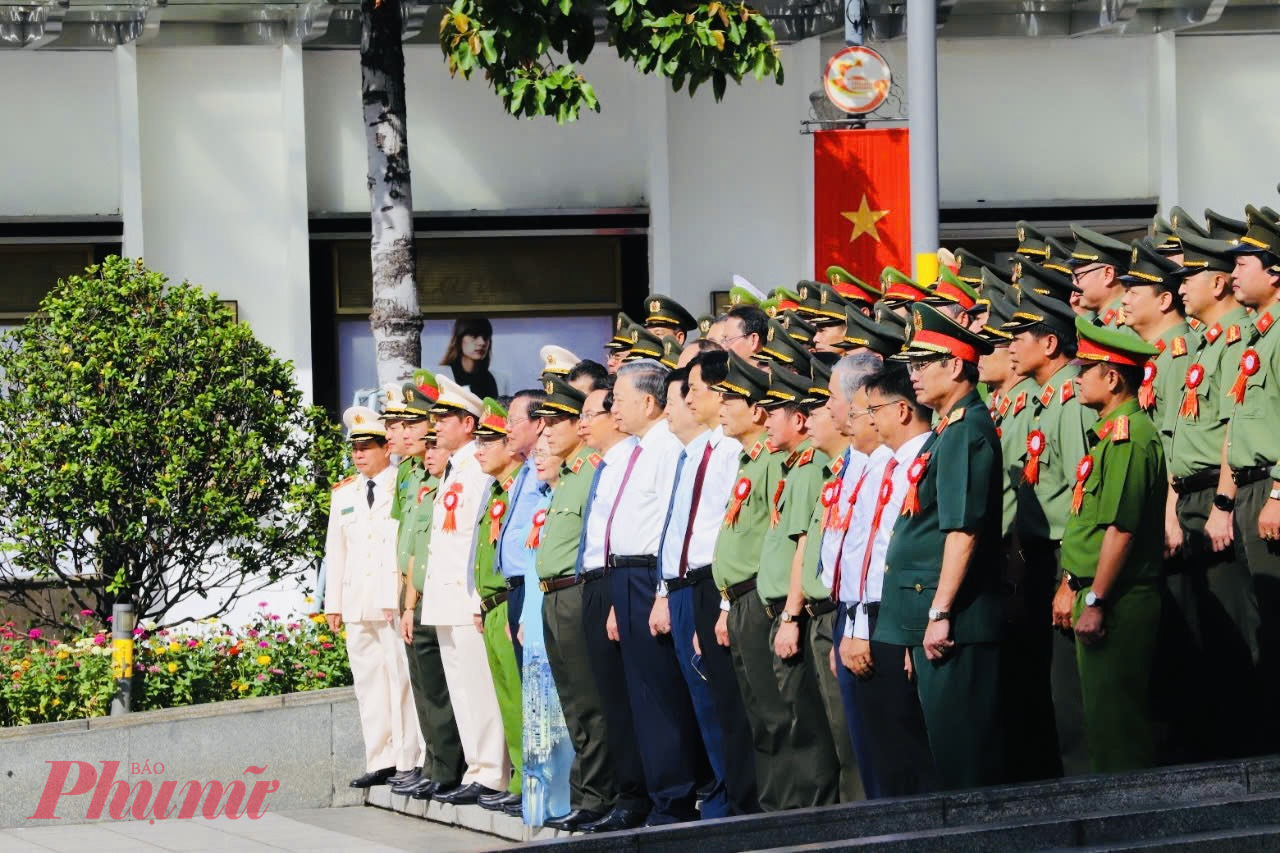 Các đại biểu đã dành phút mặc niệm tưởng nhớ công ơn của Chủ tịch Hồ Chí Minh đối với sự nghiệp cách mạng vẻ vang của Đảng và dân tộc - Ảnh: Phùng Huy 