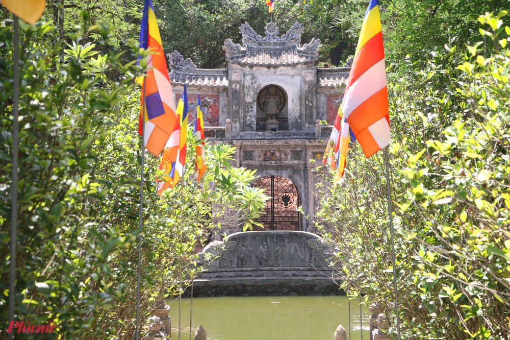 Chùa Từ Hiếu nằm ở thôn Dương Xuân Thượng III, phường  Thủy Xuân, TP Huế, là một ngôi chùa với lịch sử hình thành từ lâu đời, mang theo câu chuyện cảm động về tình phụ tử từ thời xa xưa ấy