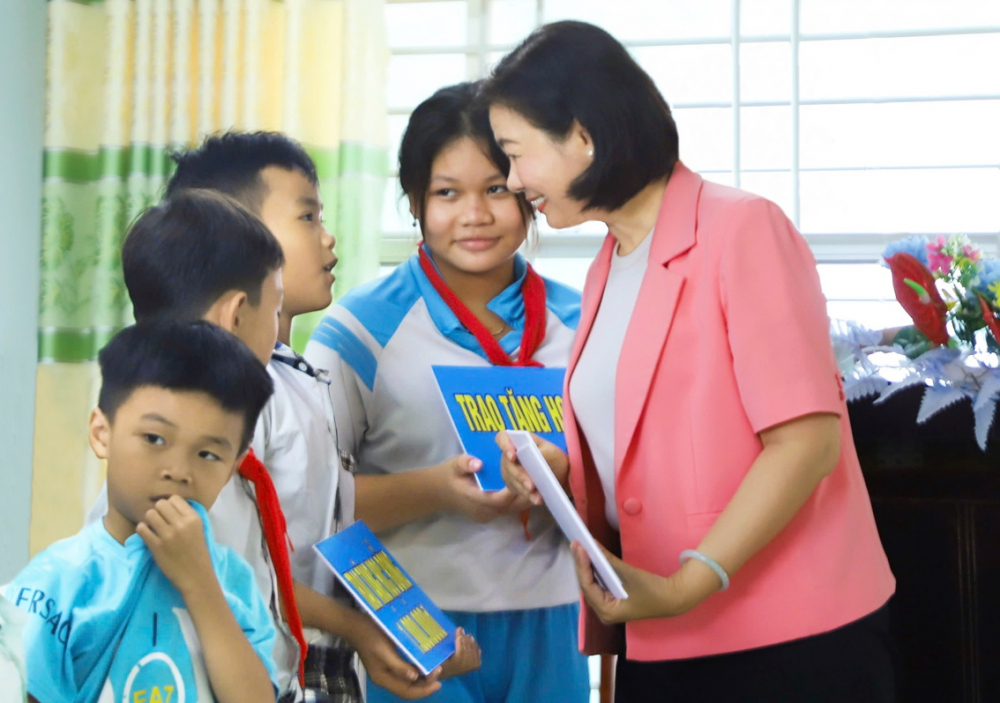 Bà Lý Việt Trung tặng học bổng cho các em học sinh có hoàn cảnh khó khăn trên địa bàn huyện Thới Lai - ẢNH: TRUNG SƠN