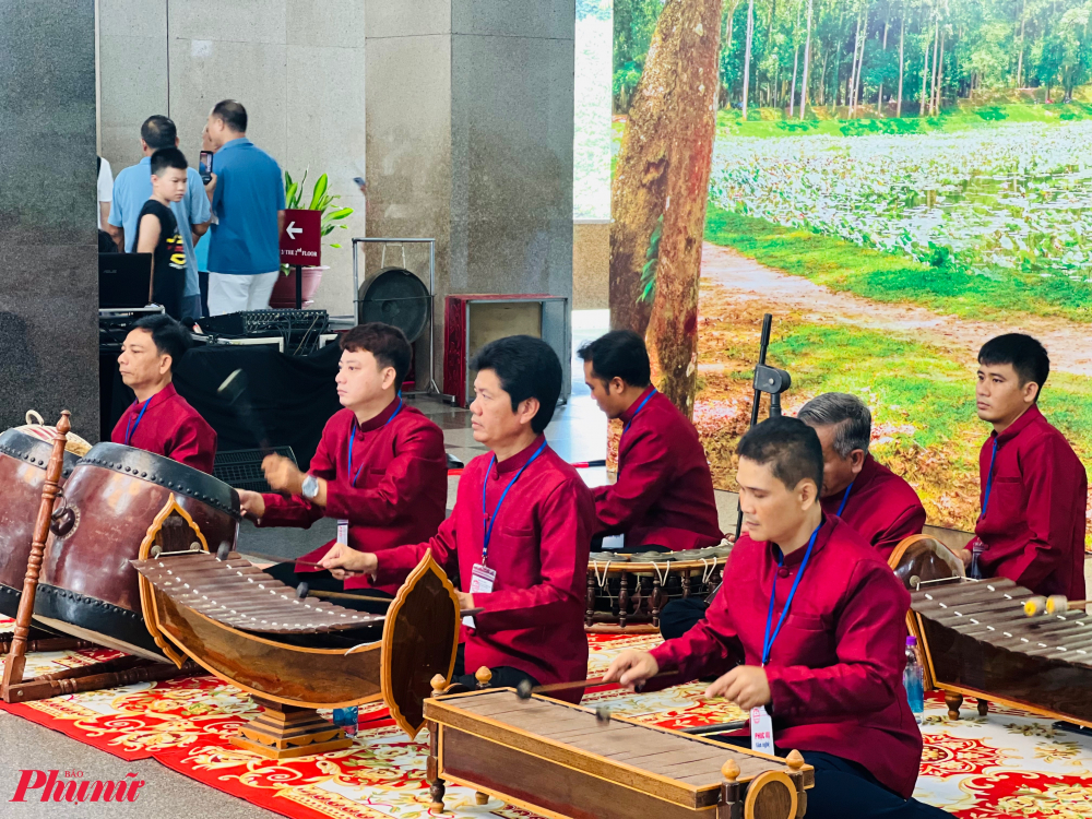 Tại không gian biểu diễn văn hóa nghệ thuật, Trà Vinh mang đến các tiết mục 