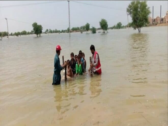 Người dân Pakistan liên tục đối mặt với các đợt mưa lũ nghiêm trọng trong khoảng 2 tháng qua - Ảnh: AFP