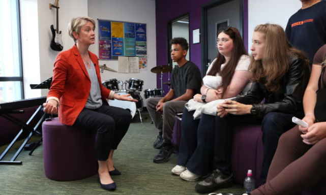 Yvette Cooper, Bộ trưởng Nội vụ, cho biết các chính phủ đã không giải quyết được sự gia tăng của chủ nghĩa cực đoan trong thời gian quá dài - Ảnh: Richard Saker/The Guardian