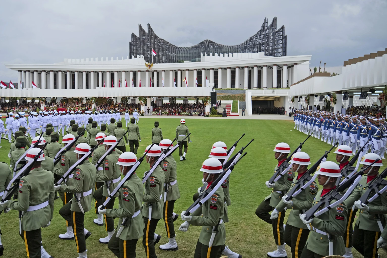 Hoạt động thi công công trình vẫn được triển khai trong khi buổi lễ đang diễn ra - Ảnh: Achmad Ibrahim/AP