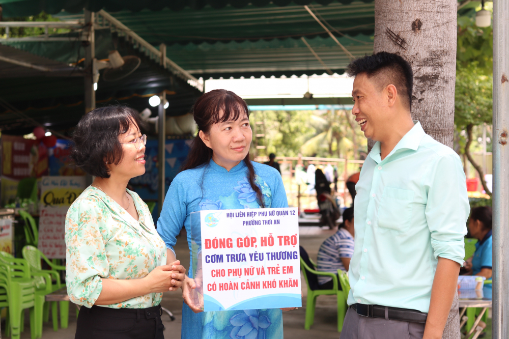 Điểm “Cơm trưa yêu thương” phường Thới An là quán cơm của vợ chồng anh Đào Viết Nhân. Vợ chồng anh là hội viên của hội. Trong ngày ra mắt, anh chị tặng bà con 40 suất cơm. Chia sẻ với bà Nguyễn Ngọc Yến (bìa trái) – Phó chủ tịch Hội LHPN quận 12 - anh Nhân khẳng định: “Hội vận động và khách ủng hộ được bao nhiêu mừng bấy nhiêu, còn lại vợ chồng tôi sẽ lo, đảm bảo hôm nào cũng có cơm, canh nóng phục vụ bà con”.