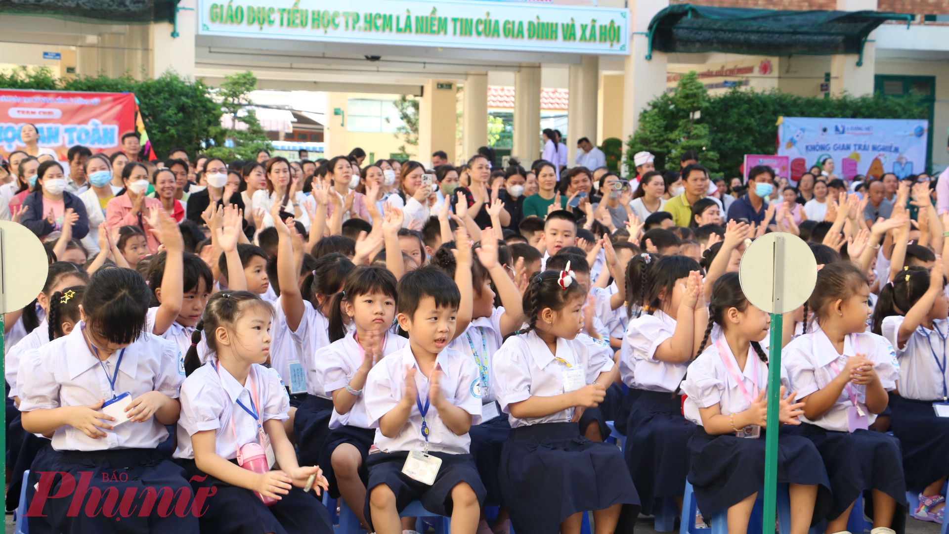 Những đứa trẻ háo hức với môi trường mới, đằng sau luôn có sự hậu thuẫn của cha mẹ - Ảnh: Trang Thư