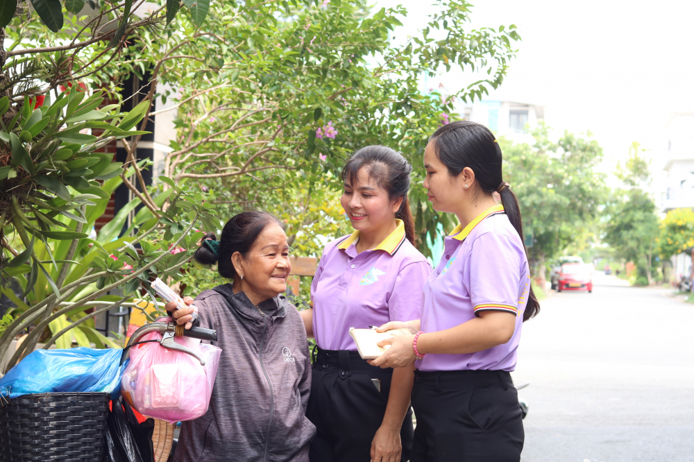 Bà Mai được cán bộ hội và chị Nguyễn Thị Hồng Thu (giữa) – Trưởng khu phố 19, phường Tân Hưng Thuận, quận 12 – tìm gặp để thông tin về điểm “Cơm trưa yêu thương”.