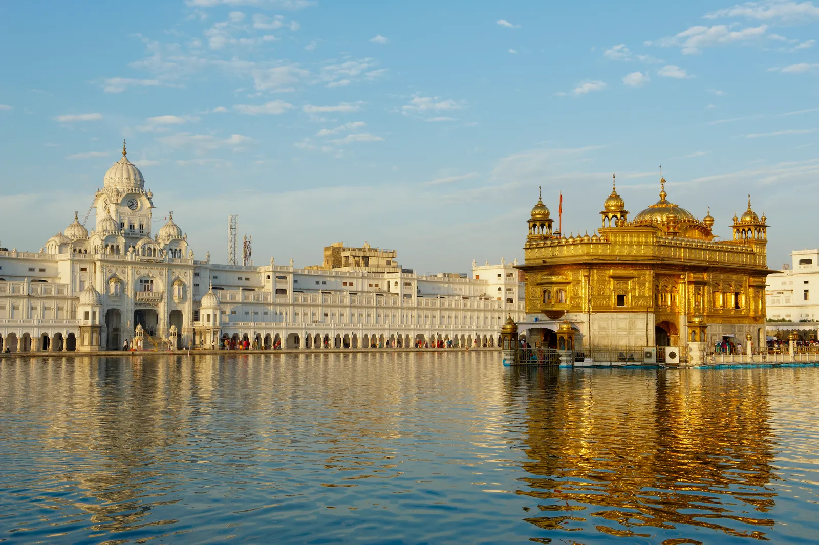 Sri Harmandir Sahib, thường được gọi là Đền Vàng của Amritsar, là ngôi đền dát vàng được xây dựng trong một hồ nước hình vuông linh thiêng nằm ở trung tâm thành phố Amritsar ở phía tây bắc Ấn Độ. Đền được xây dựng vào năm 1577, dưới thời trị vì của Maharaja Ranjit Singh (1801-1839), phần trên của ngôi đền được trang trí bằng một mái vòm bằng đồng phủ vàng.  Đền Vàng được xây dựng thấp hơn so với mặt bằng xung quanh, thể hiện chủ nghĩa quân bình và sự khiêm tốn. 4 lối vào của ngôi đền này xuất hiện ở 4 hướng, biểu thị rằng mọi người thuộc mọi nẻo đường của cuộc sống đều được chào đón như nhau. 