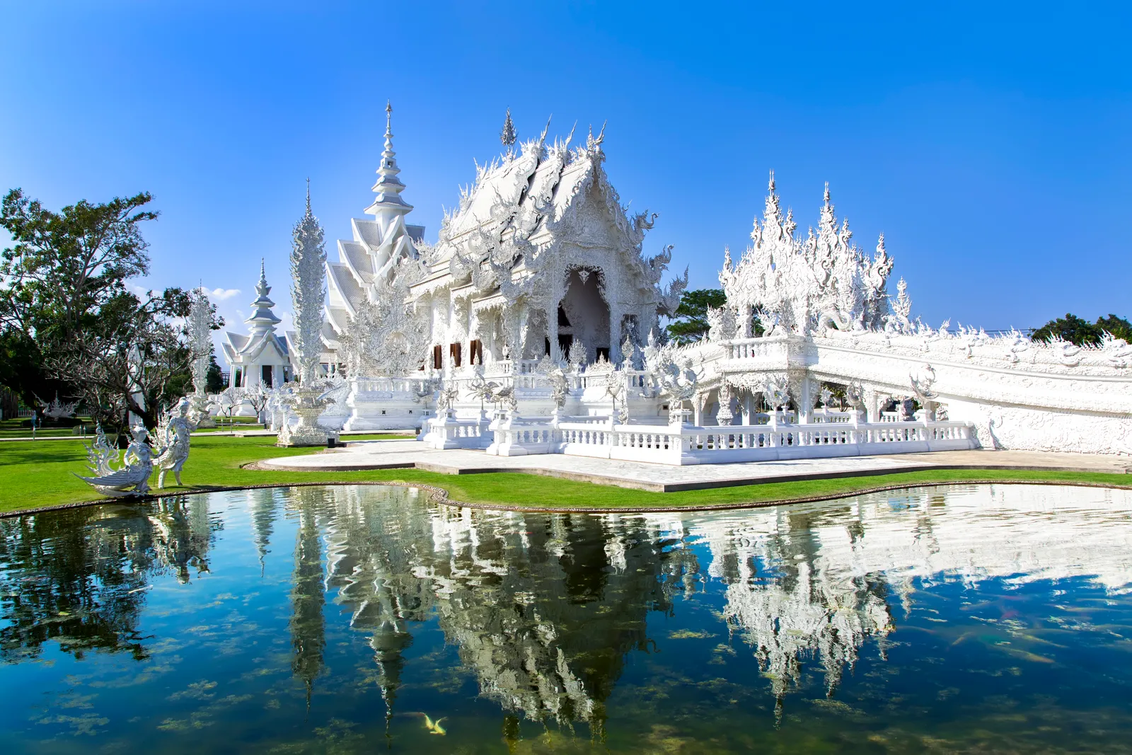 Được nhiều người đánh giá là ngôi chùa đẹp nhất thế giới, chùa Trắng (Wat Rong Khun) ở Chiang Rai, Thái Lan giống như một ngôi chùa màu trắng bị đóng băng.  Chùa Trắng được một họa sĩ người Thái tên Chalermchai Kositpipat thiết kế để tôn vinh quê hương của ông. Chùa đã mở cửa cho công chúng tham quan vào năm 1997. Tuy nhiên, theo Kositpipat, ngoài chùa Trắng, quần thể kiến trúc do ông thiết kế và thi công sẽ có 9 công trình lớn và sẽ được hoàn thiện dự tính vào năm 2070. Công trình thu hút du khách với công trình kết hợp giữa kiến trúc chùa cổ điển của Thái và phong cách siêu thực, nghệ thuật chạm trổ và điêu khắc tinh xảo.