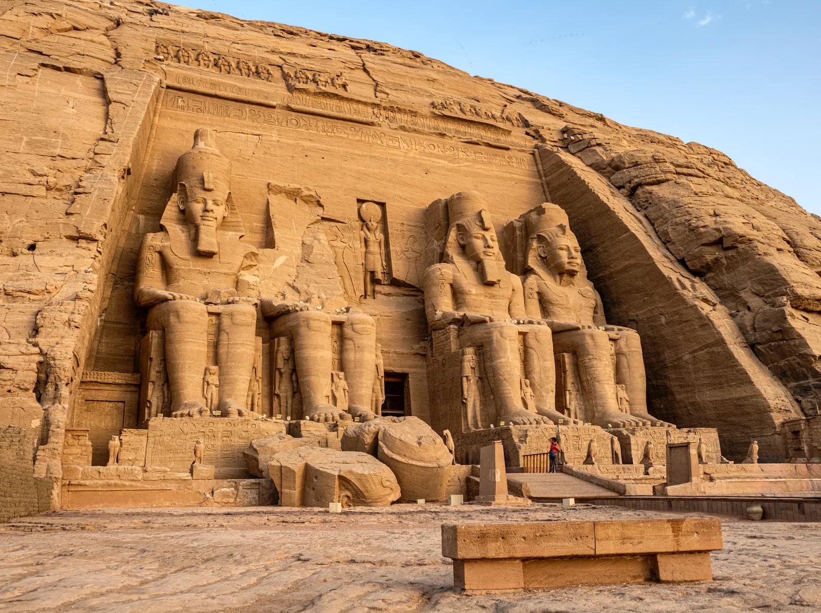 Hai ngôi đền Abu Simbel (Ai Cập) ban đầu được chạm khắc trên đá ở hai ngọn đồi linh thiêng Meha, Ibshek do Pharaoh Ramses II xây dựng. Các cấu trúc ban đầu của 2 ngôi đền được hoàn thành vào thế kỷ XIII trước Công nguyên.   MMM Đền Abu Simbel, Ai CậpBan đầu được chạm khắc trên đá và nằm trên những ngọn đồi linh thiêng Meha và Ibshek ở miền nam Ai Cập gần biên giới Sudan, hai ngôi đền Abu Simbel được Pharaoh Ramses II xây dựng như một phần của chương trình xây dựng vĩ đại ở Nubia, khi đó do Ai Cập kiểm soát. Các cấu trúc ban đầu được hoàn thành vào thế kỷ 13 trước Công nguyên. Thiên niên kỷ sau đó, các ngôi đền được nhà sử học Thụy Sĩ Jean Louis Burckhardt khám phá lại vào năm 1813 và được nhà khảo cổ học người Ý Giovanni Battista Belzoni khai quật vào năm 1817, người đã thành công trong việc loại bỏ cát lấp đầy chúng trước khi mở chúng ra. tới công chúng. Vào những năm 1960, khi nước hồ Nasser dâng cao sau khi xây dựng Đập cao Aswan, các ngôi đền đã được tháo dỡ và xây dựng lại trên vùng đất cao hơn, trên một ngọn đồi nhân tạo, được che chắn khỏi các tác nhân.  Các ngôi đền này được nhà sử học Thụy Sĩ Jean Louis Burckhardt khám phá vào năm 1813 và được nhà khảo cổ học người Ý Giovanni Battista Belzoni khai quật vào năm 1817. Vào những năm 1960, khi nước hồ Nasser dâng cao sau khi xây dựng đập Aswan, các ngôi đền đã được tháo dỡ và phục dựng lại trên một ngọn đồi nhân tạo. 