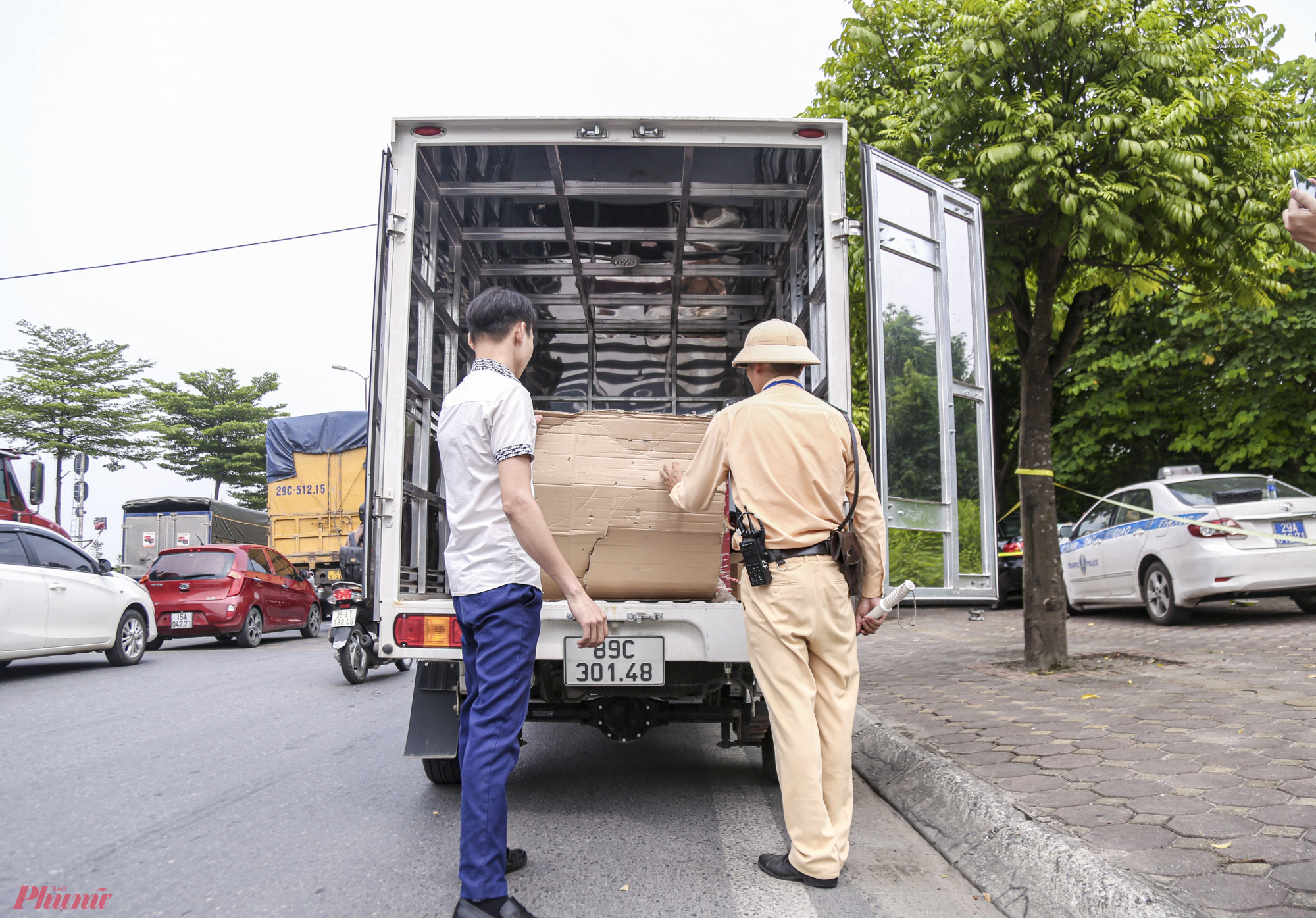 Để xử lý hiệu quả việc chở hàng quá tải trọng, quá khổ giới hạn, tự ý cải tạo phương tiện trên đường bộ, Đội 5 đã chủ động điều tra cơ bản đối với các đơn vị vận tải, các phương tiện thường xuyên lưu thông trên tuyến.   Đồng thời, tăng cường phối hợp, trao đổi thông tin với các đơn vị địa phương trên tuyến để xử lý hiệu quả vi phạm này khi phương tiện bắt đầu lưu thông. Thiếu tá Nguyễn Tuấn Anh thông tin.