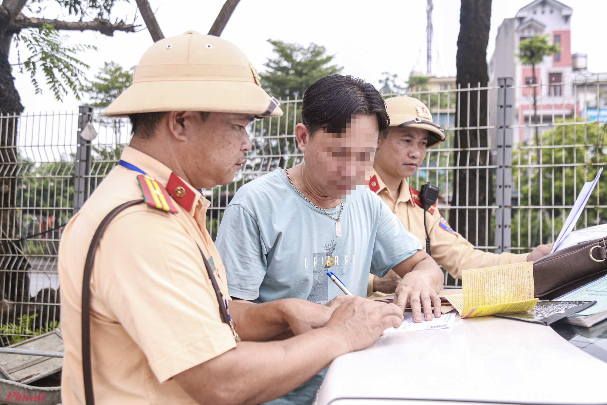 Làm việc với tổ công tác, tài xế C. cho hay, anh vừa nhận chuyển nhà trọn gói với giá 1 triệu đồng, do 'nể chủ nhà và cũng tiện chuyến nên cố thêm chút đồ, không ngờ thành ra quá tải. Khi xuất phát xe, tôi chở đúng tải, tuy nhiên vì chủ nhà muốn nhà cửa gọn gàng nên tôi đã để công nhân bốc hàng thêm. Cả chuyến chở được có 1 triệu mà giờ bị phạt gần 7 triệu đồng bằng cả tháng lương, thì giờ tôi xin chừa. Sau lần vi phạm này tôi sẽ yêu cầu các chủ xe, chủ cơ sở kinh doanh cung cấp đủ khối lượng hàng cho phép Anh C. nói