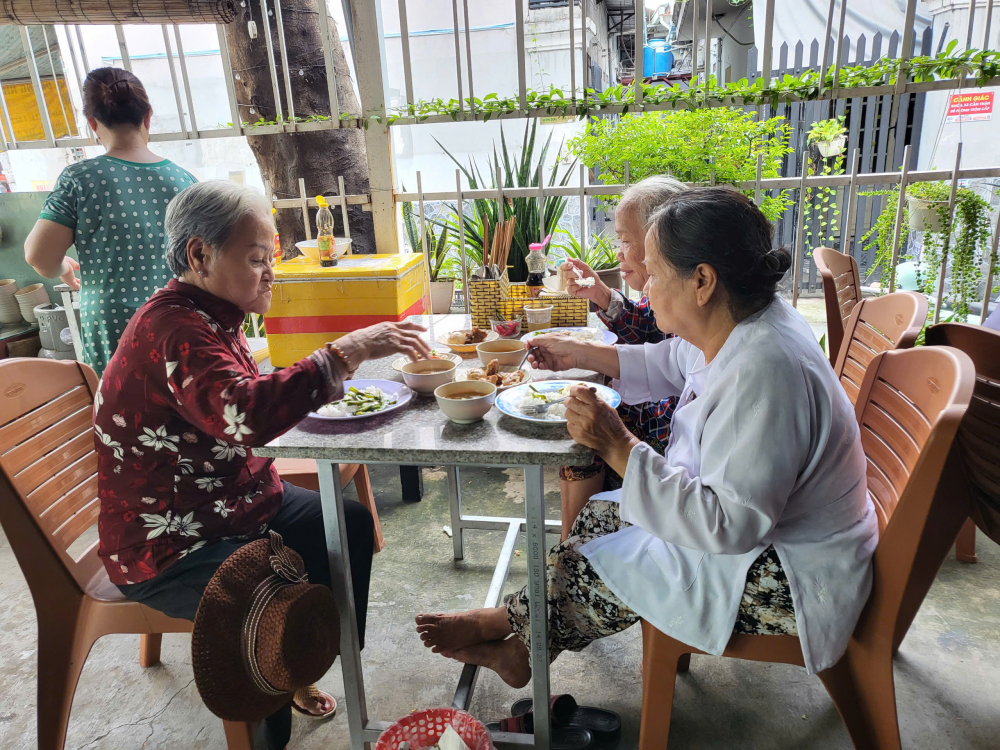 Điểm “Cơm trưa yêu thương” phường An Phú Đông. 