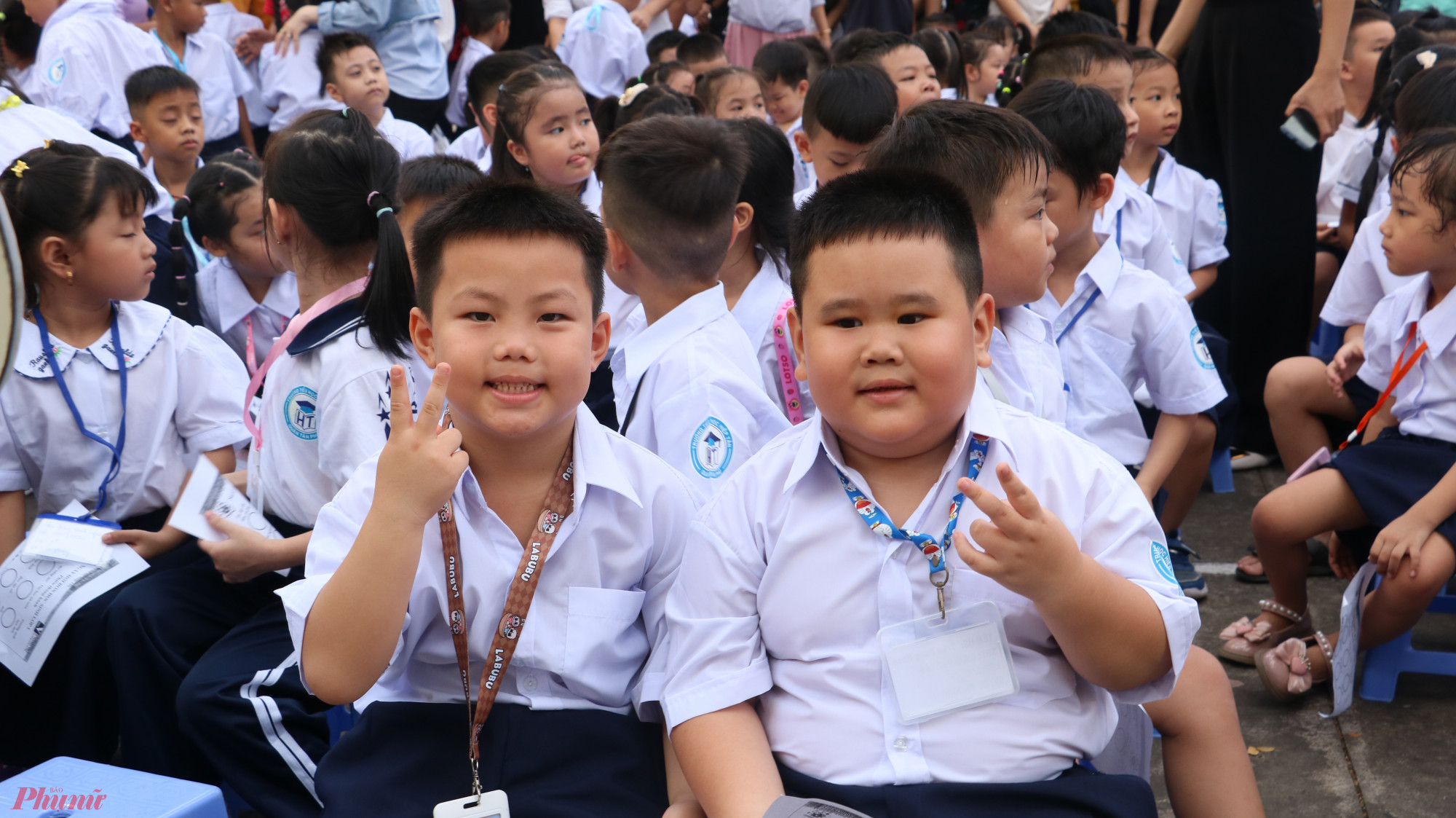 Dù tràn đầy sự tò mò, nhiều học sinh vẫn còn e ấp ngày đầu đến trường - Ảnh: Trang Thư