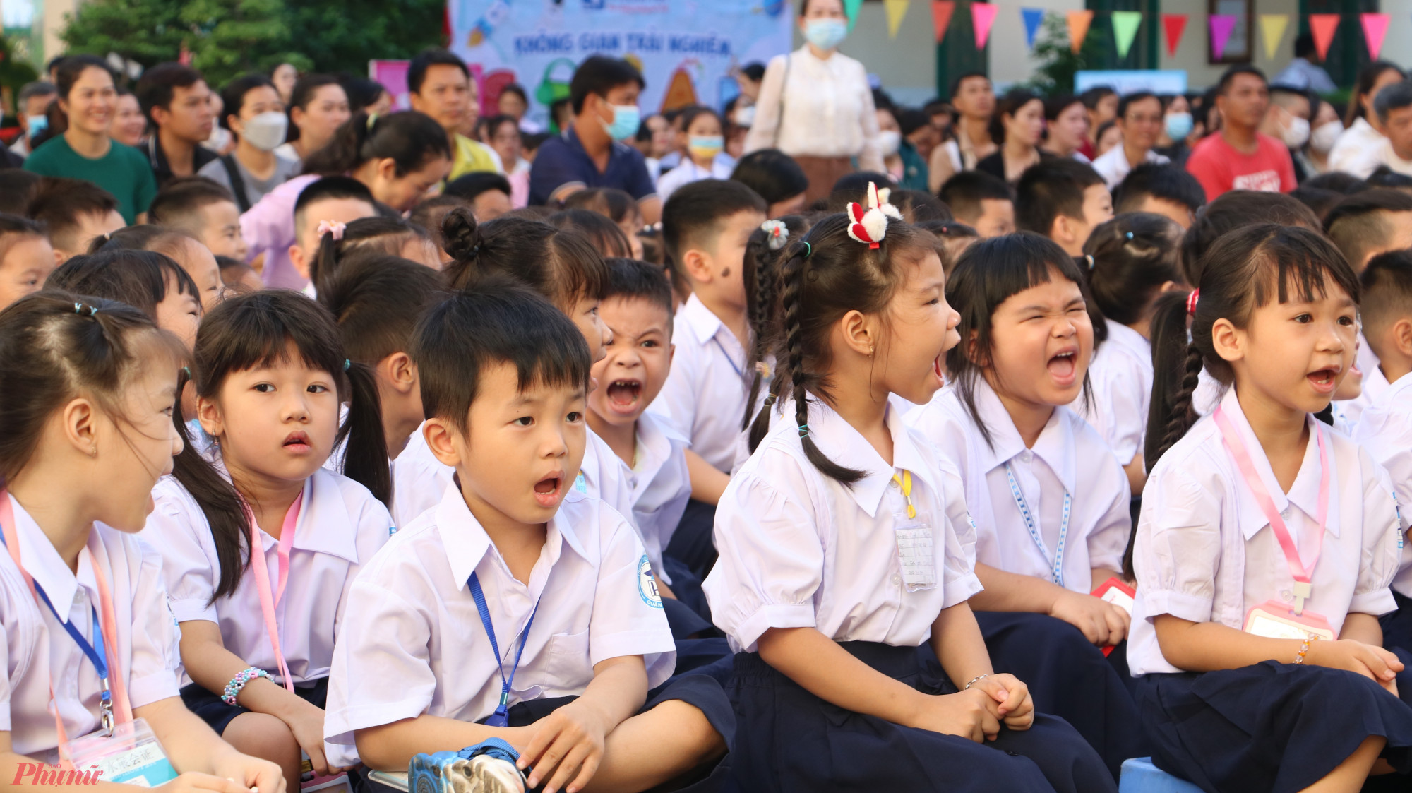 Học sinh lớp Một Trường tiểu học Hiệp Tân (quận Tân Phú) trong ngày đầu đến trường - Ảnh: Trang Thư