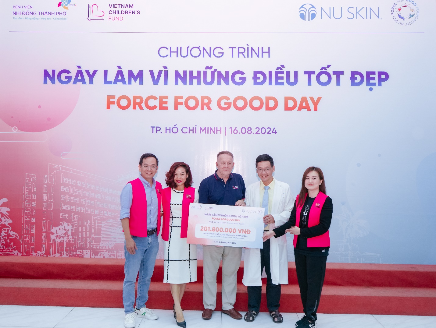 Nu Skin đồng hành cùng Doanh nghiệp xã hội Vietnam's Children Fund, tài trợ hơn 200 triệu đồng để tặng tủ sách, công trình mái che và 200 quà tặng cho các em nhỏ đang điều trị - Ảnh: Nu Skin