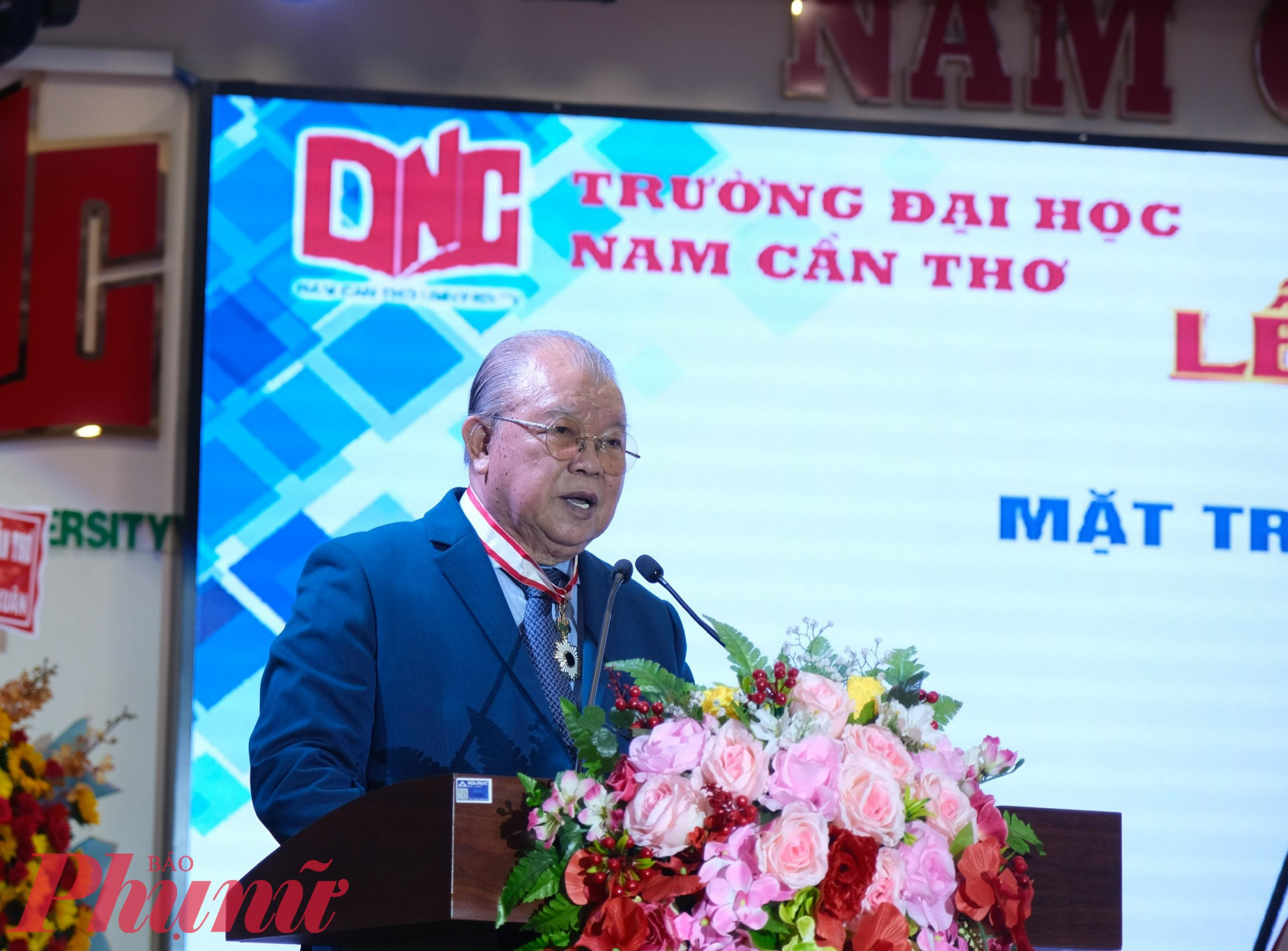 Giáo sư Võ Tòng Xuân nhận Huân chương 'Mặt Trời Mọc' do Nhật Bản trao tặng vào năm 2022