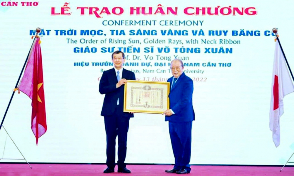 Giáo sư Võ Tòng Xuân (bên phải) nhận Huân chương Mặt trời mọc, Tia sáng vàng và Ruy băng cổ của Chính phủ Nhật Bản vào năm 2022