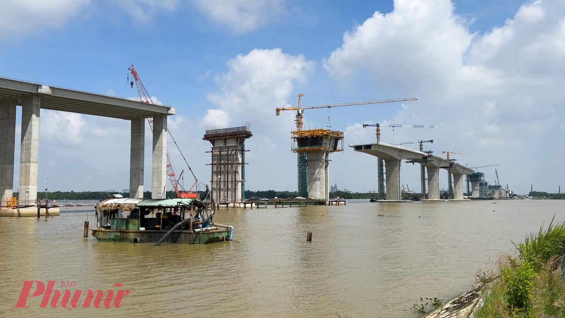 Dự án được khởi công từ tháng 9/2022, tổng chiều dài 8,22 km, bao gồm 6,3 km qua tỉnh Đồng Nai và 1,92 km qua TP.HCM với tổng mức đầu tư trên 6.900 tỉ đồng. Trong đó, riêng phần cầu Nhơn Trạch là 1.800 tỉ đồng. Cầu bắc qua sông Đồng Nai, dài hơn 2 km, rộng 19,5 m, tĩnh không thông thuyền 30 m (khoảng cách từ mực nước cao nhất tới gầm cầu).