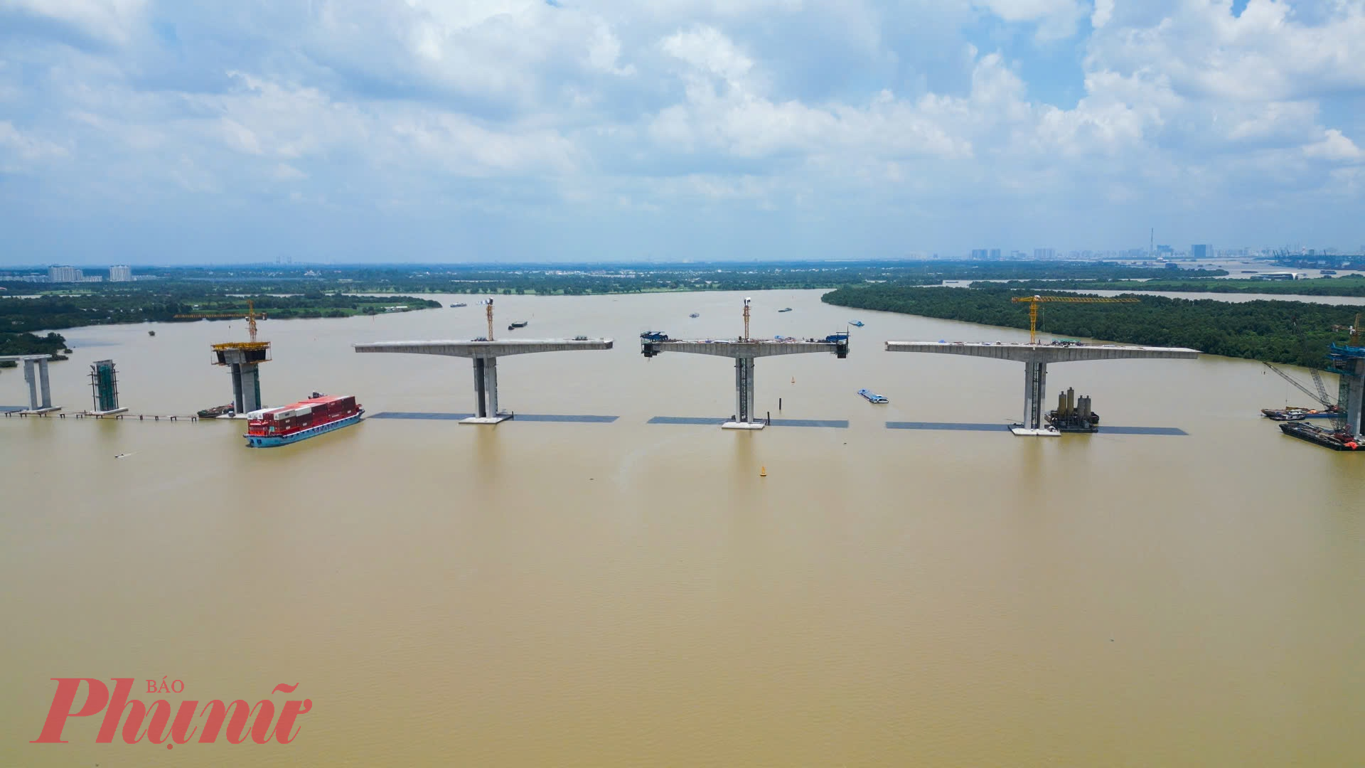 Dự án cầu Nhơn Trạch nối TPHCM và tỉnh Đồng Nai thuộc dự án thành phần 1A Vành đai 3 TPHCM chuẩn bị hợp long nhịp trụ chính giữa với hai trụ biên trong tháng 9/2024, sau đó sẽ nối thông các nhịp còn lại vào đầu năm 2025.