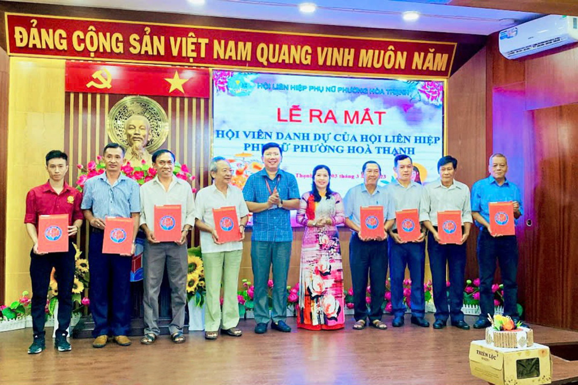 Hội LHPN phường Hòa Thạnh, quận Tân Phú tổ chức kết nạp hội viên danh dự là nam giới vào năm 2023 - ẢNH: DIỄM TRANG