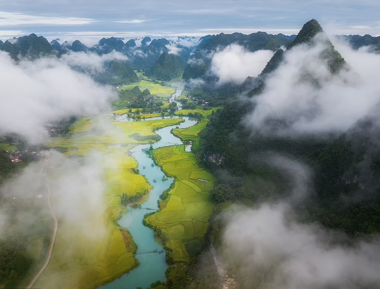 Sông Quây Sơn uốn lượn chảy qua thung lũng Phong Nậm, huyện Trùng Khánh, tỉnh Cao Bằng. 