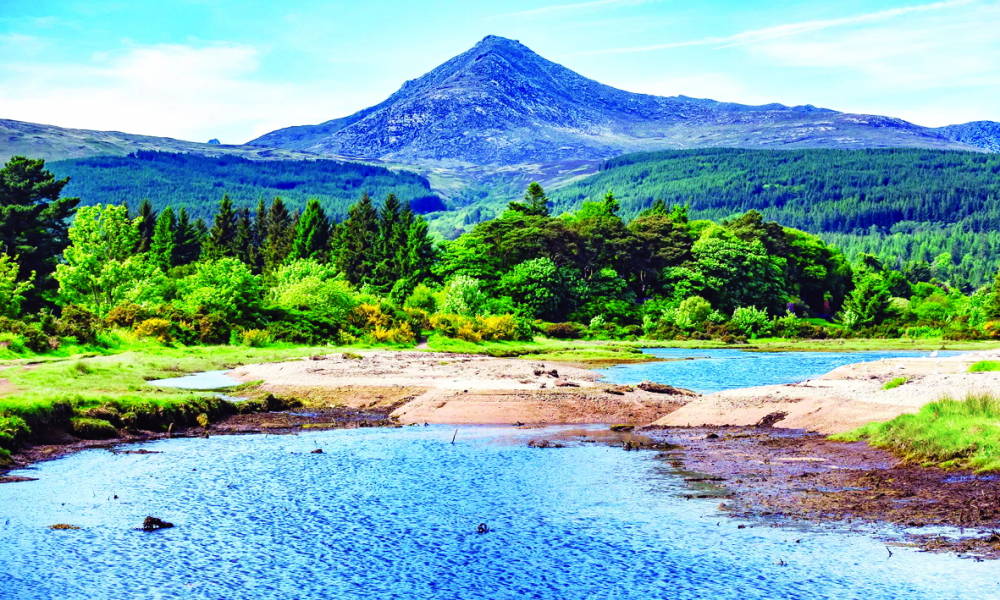 Đảo Arran được mệnh danh là “Scotland thu nhỏ”. Trong ảnh là vịnh Brodick  nhìn sang Goat Fell - đỉnh núi cao nhất của hòn đảo với độ cao 874m - Nguồn ảnh: Alamy