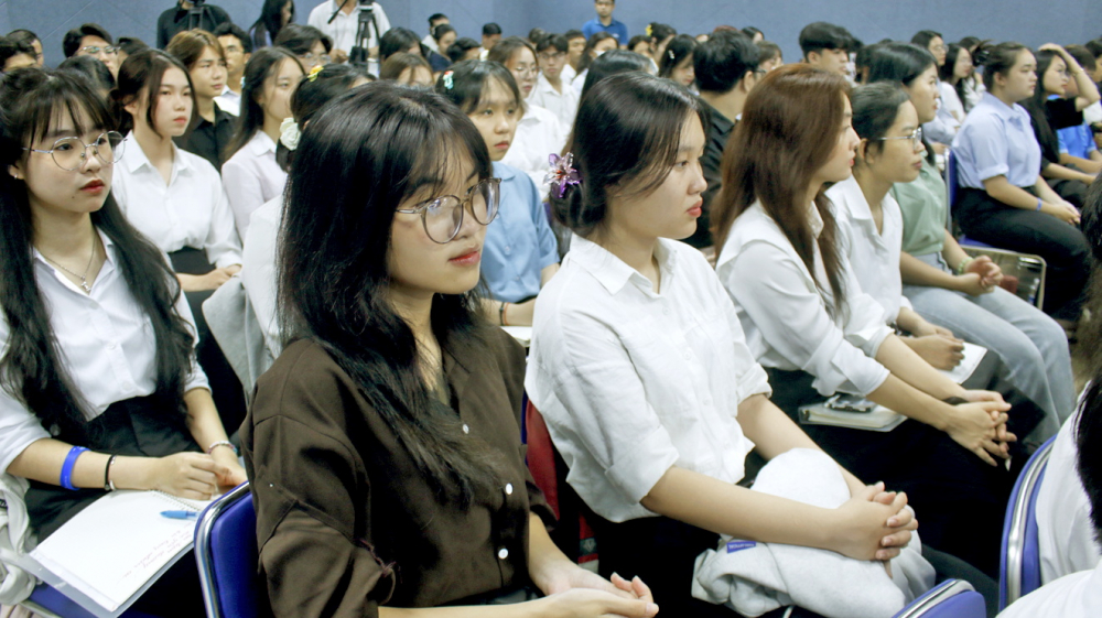 Các bạn trẻ tham gia tọa đàm “Học yêu thương, vun bồi lòng nhân ái” do Báo Thanh Niên phối hợp với Trung tâm Kỹ năng sống NQH SKILL  tổ chức, sáng 22/8 - ẢNH: NGỌC TRĂM