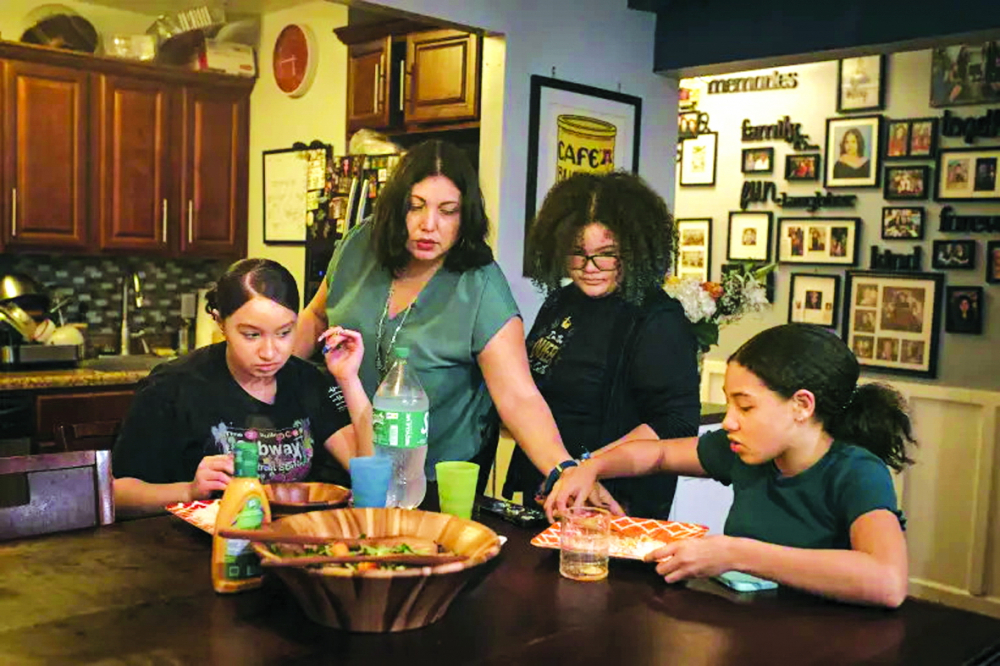 Elena Romero (thứ hai từ trái sang) và các con gái Gabriela Durham (bìa trái),  Grace Durham (bìa phải) và Gionna Durham cùng nhau ăn tối - ẢNH: ANDRES KUDACKI (AP)