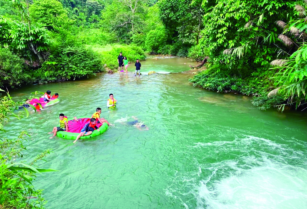 Dòng suối mát lành uốn quanh bản là nơi trẻ em thích nhất - ẢNH: Đ.R.