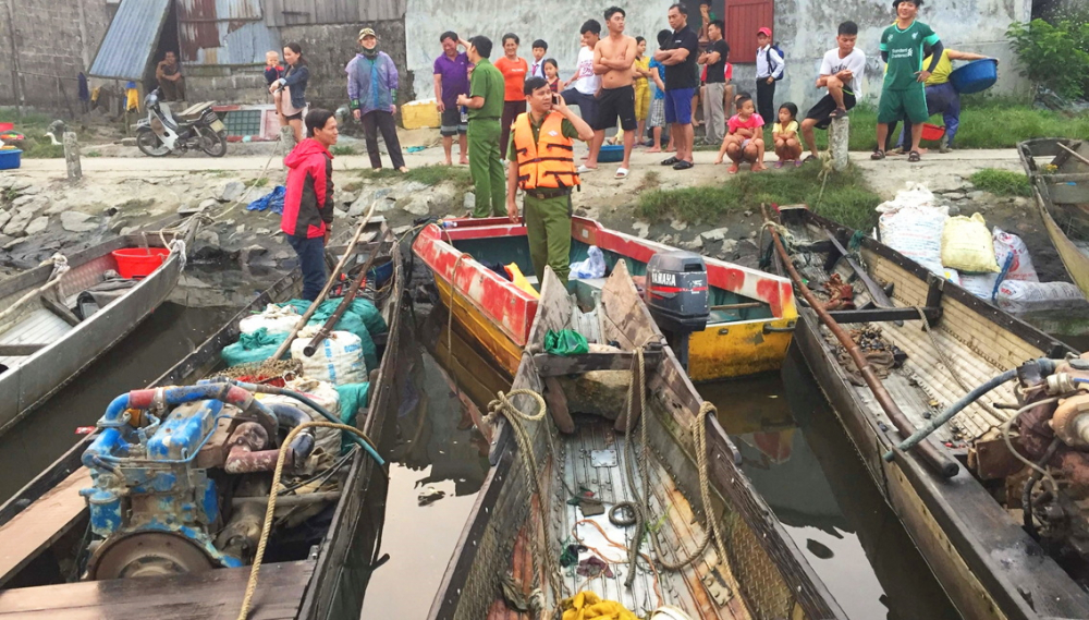 Công an huyện Quảng Điền, tỉnh Thừa Thiên - Huế tịch thu các phương tiện của “ngư tặc” trên phá Tam Giang - ẢNH: THUẬN HÓA