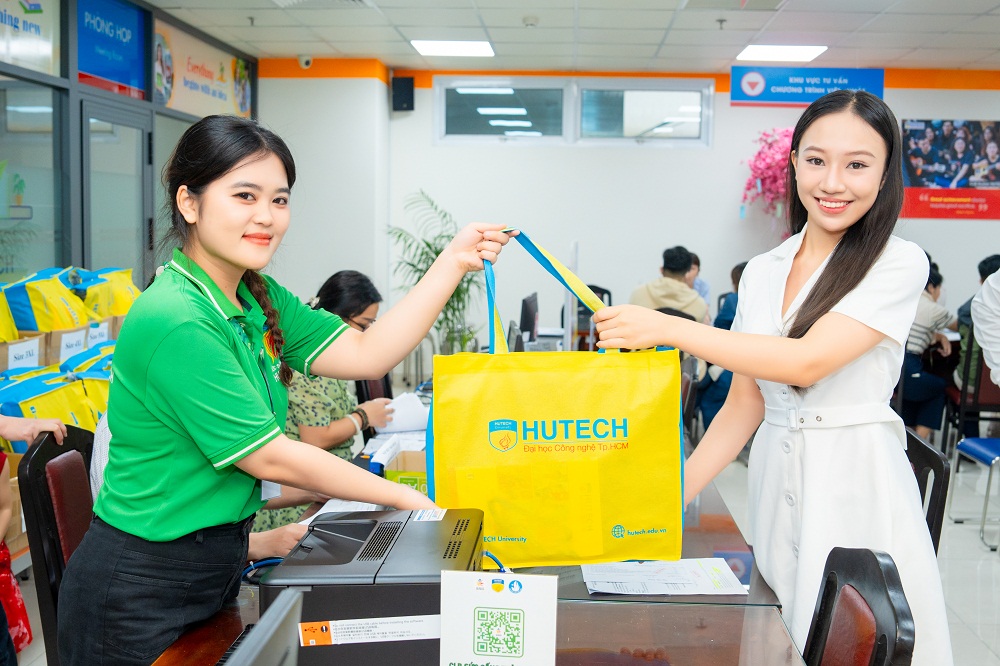 Phương Nga hoàn thành các thủ tục nhập học tại trường trong niềm phấn khởi - Ảnh: HUTECH