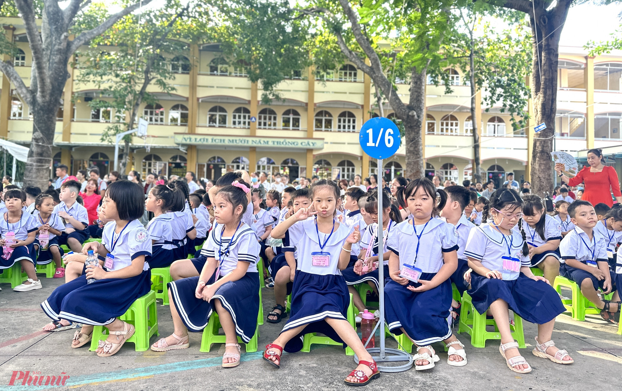 Cô Huỳnh Thị Tuyết Hoa - Hiệu trưởng Trường tiểu học Lê Văn Thọ chúc mừng các bạn nhỏ chính thức “nhập trường” vào môi trường rất lớn. Bà mong phụ huynh cùng hỗ trợ nhà trường, giáo viên để giáo dục, chăm sóc học sinh phát triển toàn diện.