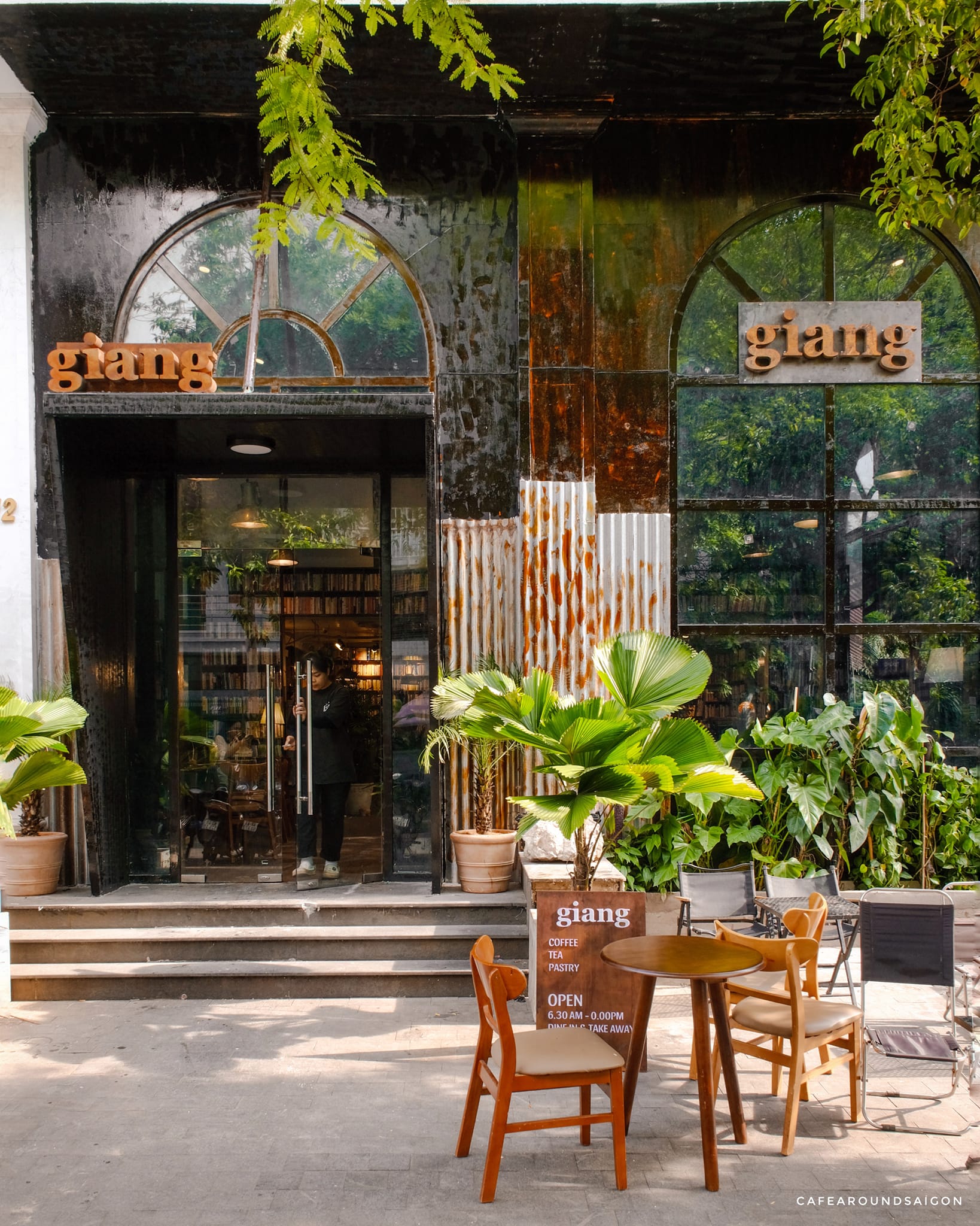 Giang Cafe - Y12 Hồng Lĩnh, phường 15, quận 10, TP. HCM  6h30 - 24h 50k - 60k Quán này trước kia là Young Coffee & Tea, vừa mới trùng tu & đổi tên để chuyển sang tập trung vào không gian nhiều hơn. Mình đối chiếu hình Young cũ so với Giang mới này và thấy thiết kế mới đẹp hơn rất nhiều. Nhìn style kệ sách sofa vintage là liên tưởng ngay đến những cái tên như Thành hoặc Nhâm rồi nhỉ :)). Đa phần khách đến Giang là để làm việc & đọc sách, nên không khí cũng khá yên tĩnh. Quán cũng thường mở nhạc từ máy đĩa than nữa, nghe du dương dễ chịu và hợp vibe. Đúng nghĩa là quán cafe yên tĩnh khác hẳn so với chốn xô bồ ồn ào ngoài kia (cụ thể hơn là quán ngồi bệt ngay kế bên À suýt quên, bé mèo hình như 4-5 tháng tuổi gì đấy :)). Có bạn mách mình còn 1 em nữa mà mình ngồi cả buổi không thấy đâu Mình sẽ review ngắn gọn ly Matcha Latte (50k) như sau: mình thử để mọi người khỏi phải thử :)). Croissant (32k) cũng ổn, có mỗi ly matcha làm mình bức xúc thôi. Menu ảnh cuối nhé Điểm trừ nhỏ chắc là gửi xe 5k do khách đến Giang Cafe (và các quán lân cận) đều phải gửi xe trong tầng hầm tòa nhà.