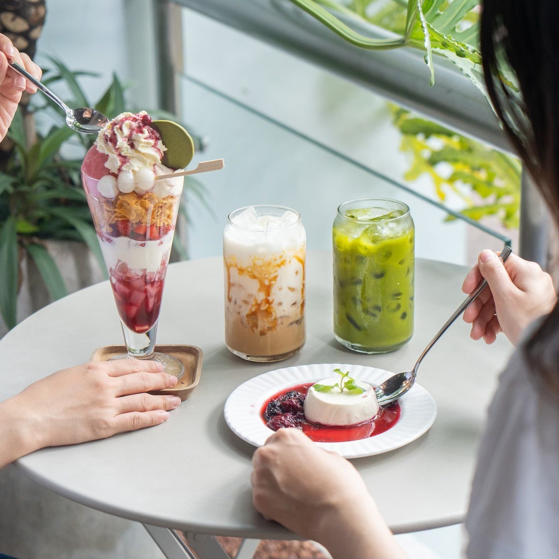 Japanit Matcha & Coffee House: Với thiết kế trang nhã, trẻ trung và không gian không quá rộng, địa điểm thưởng thức các món trà xanh này tạo cảm giác ấm cúng cho khách. Đồ uống và món ăn ở quán được làm từ trà xanh có nguồn gốc tận Nhật Bản. Tuy không có kiểu cách trang trí cầu kì, các món tráng miệng ở đây vẫn giữ được sự tinh tế đặc trưng của xứ sở hoa anh đào. Ảnh: @janny1907_elf, @haitrieuphung.