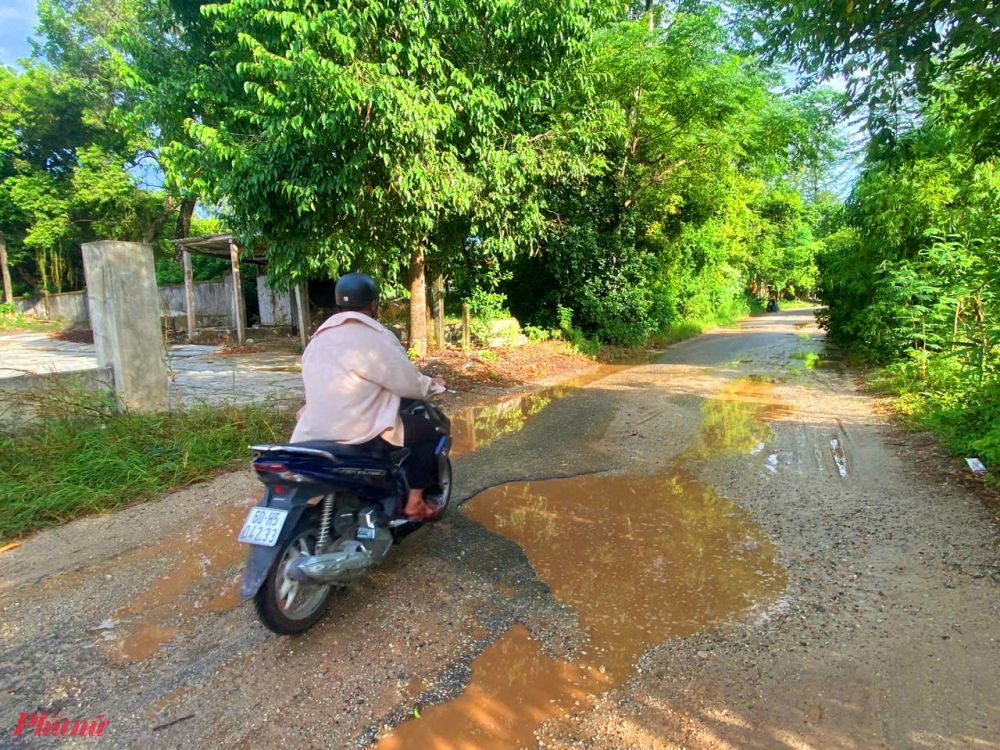 Cũng có nhà ở mặt tiền Tỉnh lộ 10A, bà Nguyễn Thị Hoa (65 tuổi, thôn Đông B, xã Phú Lương) không khỏi ngao ngán trước tình trạng nắng thì bụi, mưa lầy lội của tuyến đường huyết mạch này. Theo bà Hoa, tuyến Tỉnh lộ 10A có đông người đi qua, nhất là lực lượng công nhân làm việc tại các khu công nghiệp Phú Đa (huyện Phú Vang), Phú Bài (thị xã Hương Thủy). Nhiều vụ tai nạn giao thông đã xảy ra, nhất là vào thời điểm ban đêm hoặc mùa mưa, đặc biệt trong năm 2020 có hai vụ nghiêm trọng làm 2 người chết, 1 bị thương nặng.