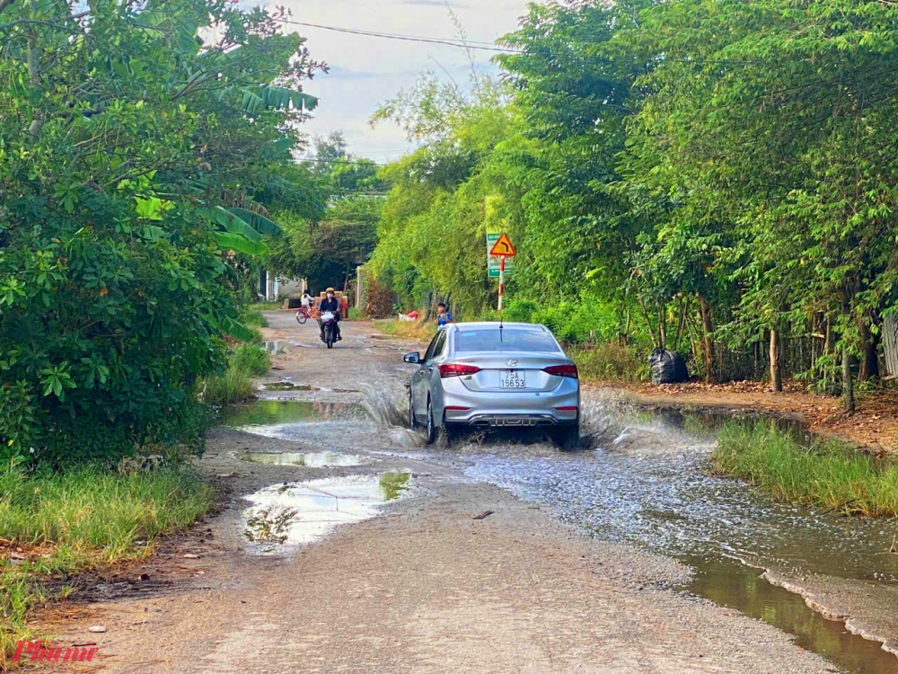 Trước mắt, UBND xã Phú Lương kiến nghị Phòng Kinh tế hạ tầng huyện Phú Vang và Sở Giao thông vận tải tỉnh Thừa Thiên Huế khắc phục tạm thời các điểm hư hỏng, ứ đọng nước trước khi công trình triển khai thi công tuyến Tỉnh lộ 10A, đoạn từ Đông B đến Vĩnh Lưu, đảm bảo an toàn giao thông.