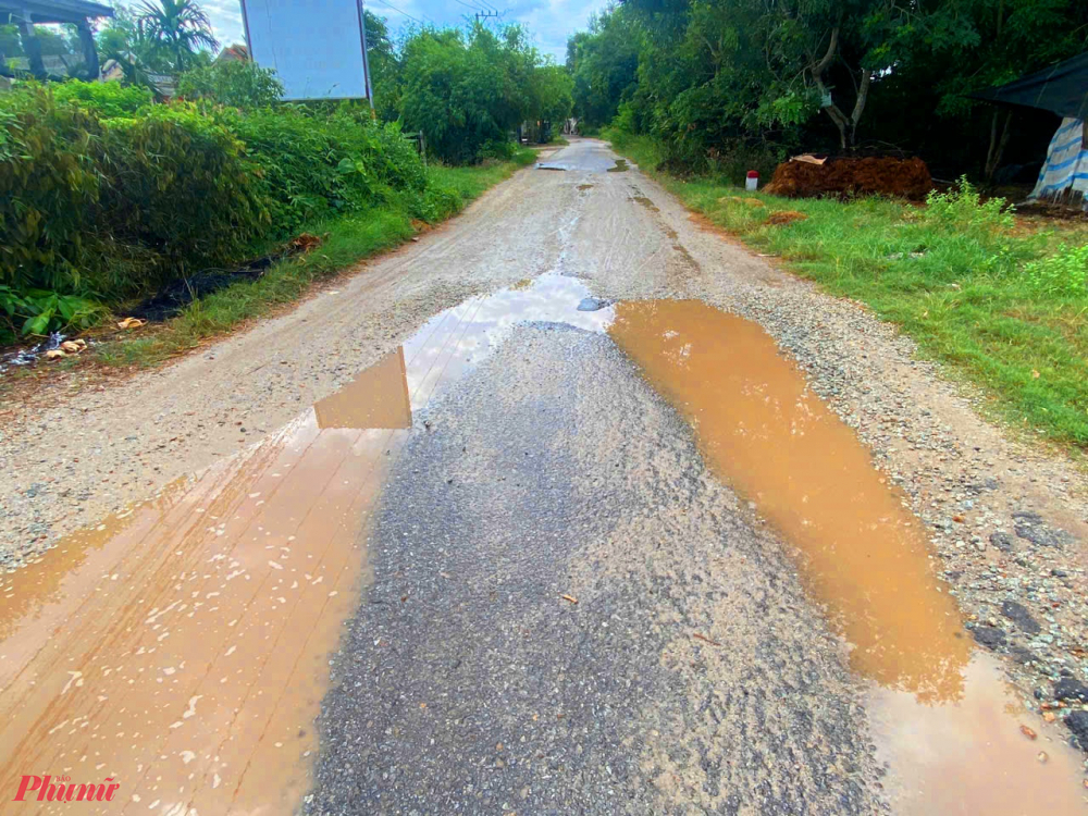 Bà Nguyễn Thị Chót (70 tuổi, ở thôn Vĩnh Lương Khê, xã Phú Lương) cho biết nhà ở ngay đoạn đường hư hỏng nặng, ổ gà lớn, ngập nước quanh năm, bình thường không dám mở cửa nhà vì không chịu được mùi hôi thối từ vũng nước trước nhà bốc lên. 'Chưa có tiền mở rộng, nâng cấp thì cũng phải sửa chữa để người dân đi lại cho an toàn, chứ để như vậy rất nguy hiểm, nhiều vụ tai nạn đã xảy ra, nhất là vào buổi đêm. Đã hơn 5 năm nay người dân chúng tôi phải chịu cảnh khổ này, chưa biết đến bao giờ mới hết', bà Chót bức xúc.