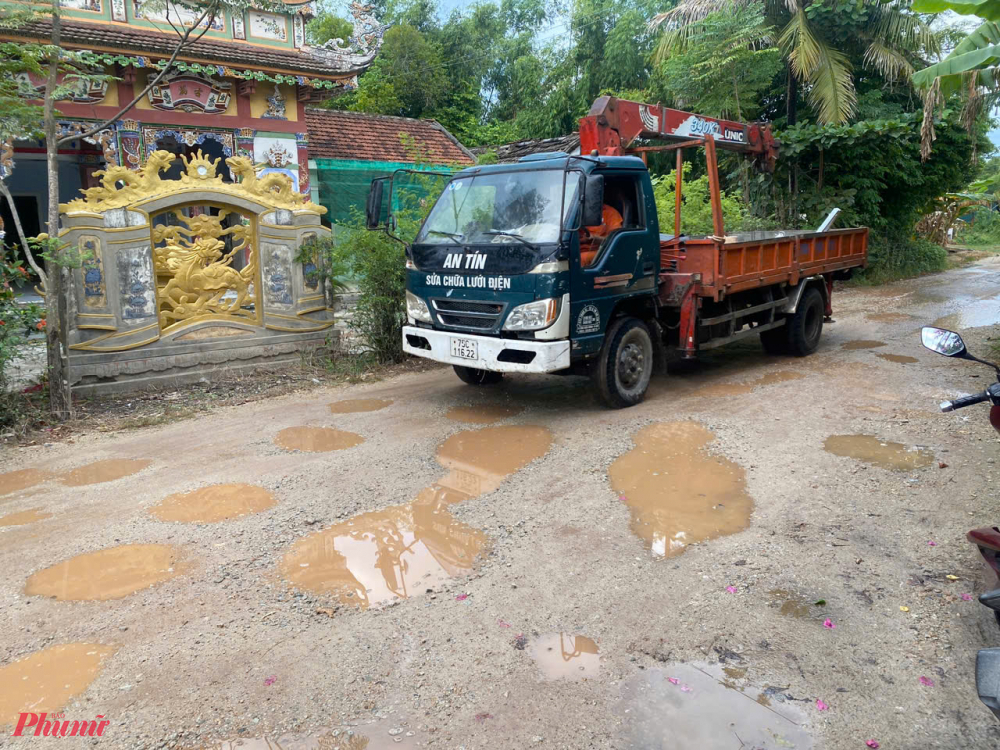 'Con đường đau khổ' tồn tại gần 10 năm nhiều năm qua là nỗi khiếp sợ của người dân khi lưu thông từ các xã Phú Hồ, Phú Lương, Phú Xuân về trung tâm hành chính huyện Phú Vang đóng tại thị trấn Phú Đa (tỉnh Thừa Thiên Huế)