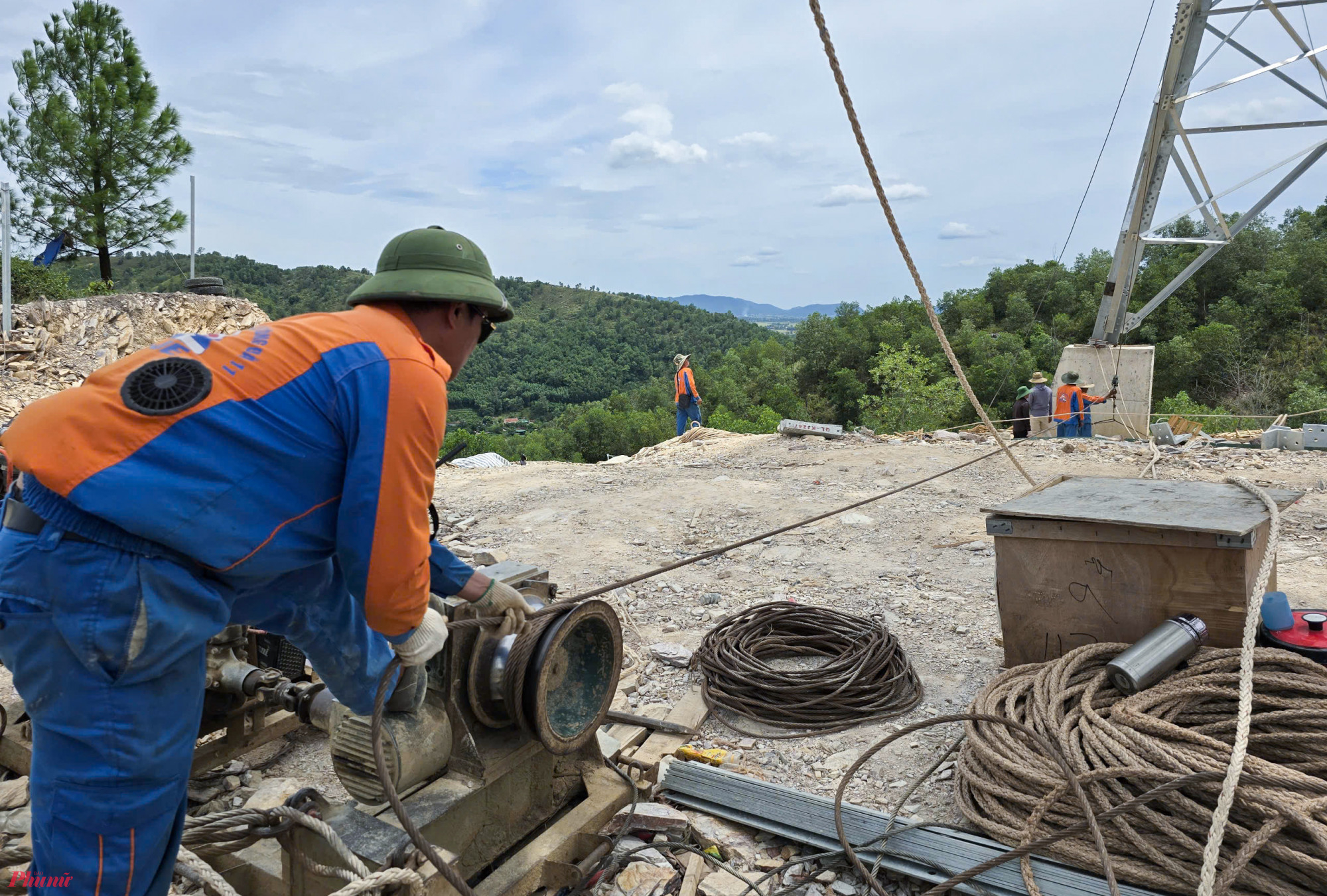 Sau gần một năm thi công, hình hài của đường dây 500kV mạch 3 đã dần được hoàn thiện. Trong giai đoạn “nước rút” những ngày cuối tháng 8, công nhân trên đại công trường đường dây 500kV mạch 3 đoạn qua Nghệ An, Hà Tĩnh đang khẩn trương kéo dây khoảng néo kết nối giữa các cột điện.