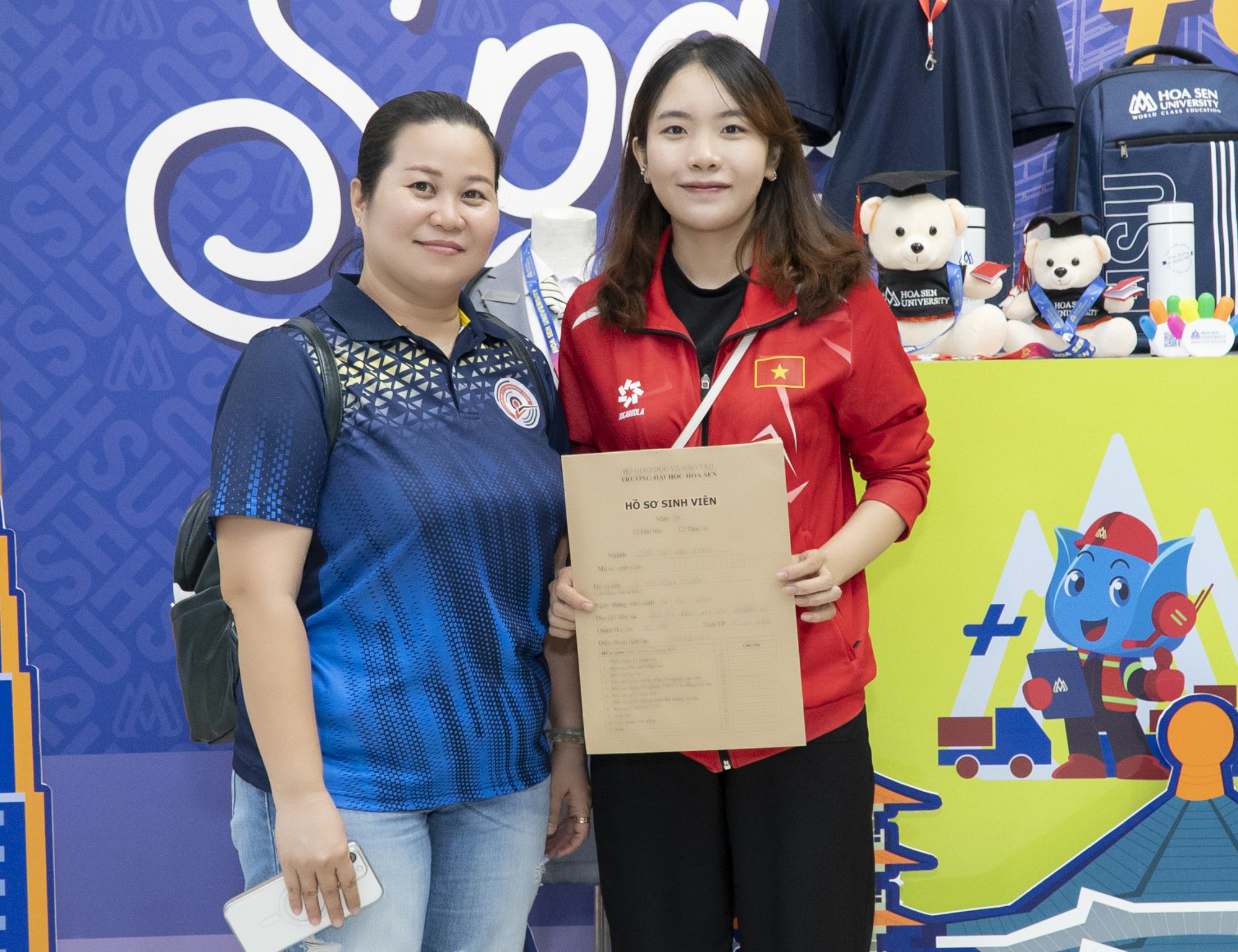 Xạ thủ Olympic Lê Thị Mộng Tuyền đã làm thủ tục nhập học và được Trường Đại học Hoa Sen - Ảnh: HSU