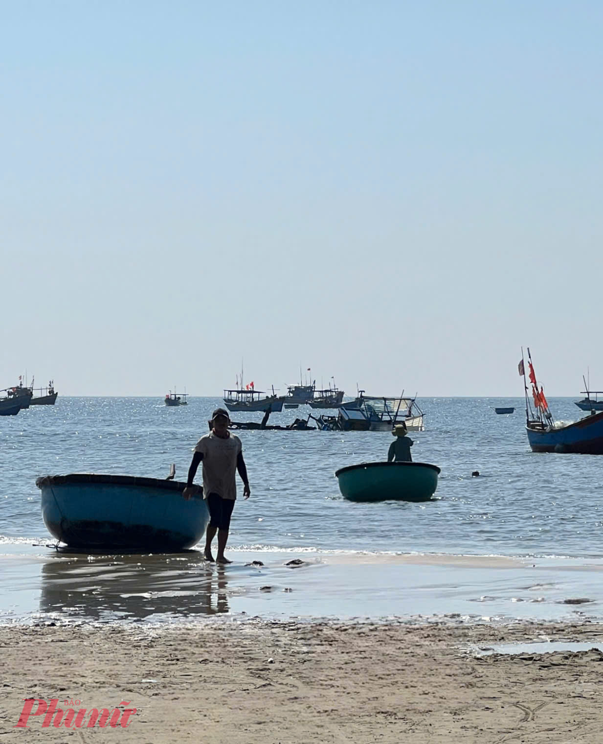 Vào buổi sáng, bạn nên đi thử tuyến đường dài 20 km ven biển với nhiều địa điểm dừng chân thú vị như Hòn Rơm, Hòn Nghề, Bàu cát đỏ và đặc biệt là làng chài Mũi Né, nơi mà bạn có thể khám phá quy trình đánh bắt cá của người dân nơi đây. Ảnh Myngoc Vo