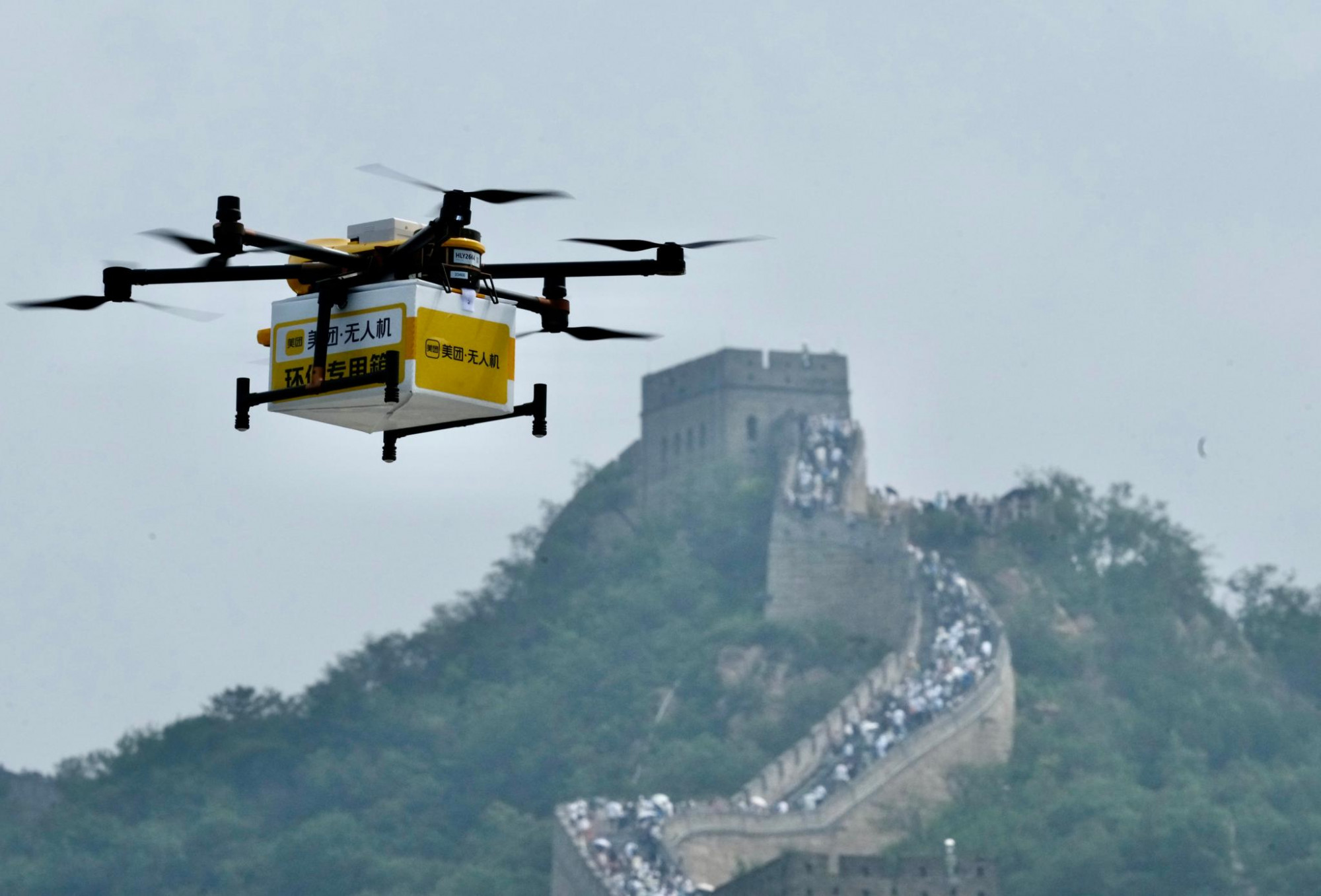 Những chiếc drone giao hàng cho du khách trên Vạn Lý Trường Thành - Ảnh: Huang Liang/Beijing Youth Daily/VCG via Getty Images