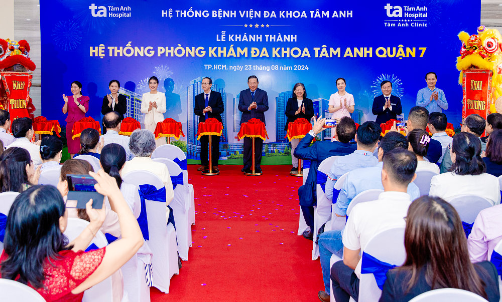 Ban lãnh đạo và các chuyên gia Hệ thống Bệnh viện Đa khoa Tâm Anh cắt băng khánh thành Hệ thống Phòng khám Đa khoa Tâm Anh Quận 7 - Ảnh: BVĐK Tâm Anh