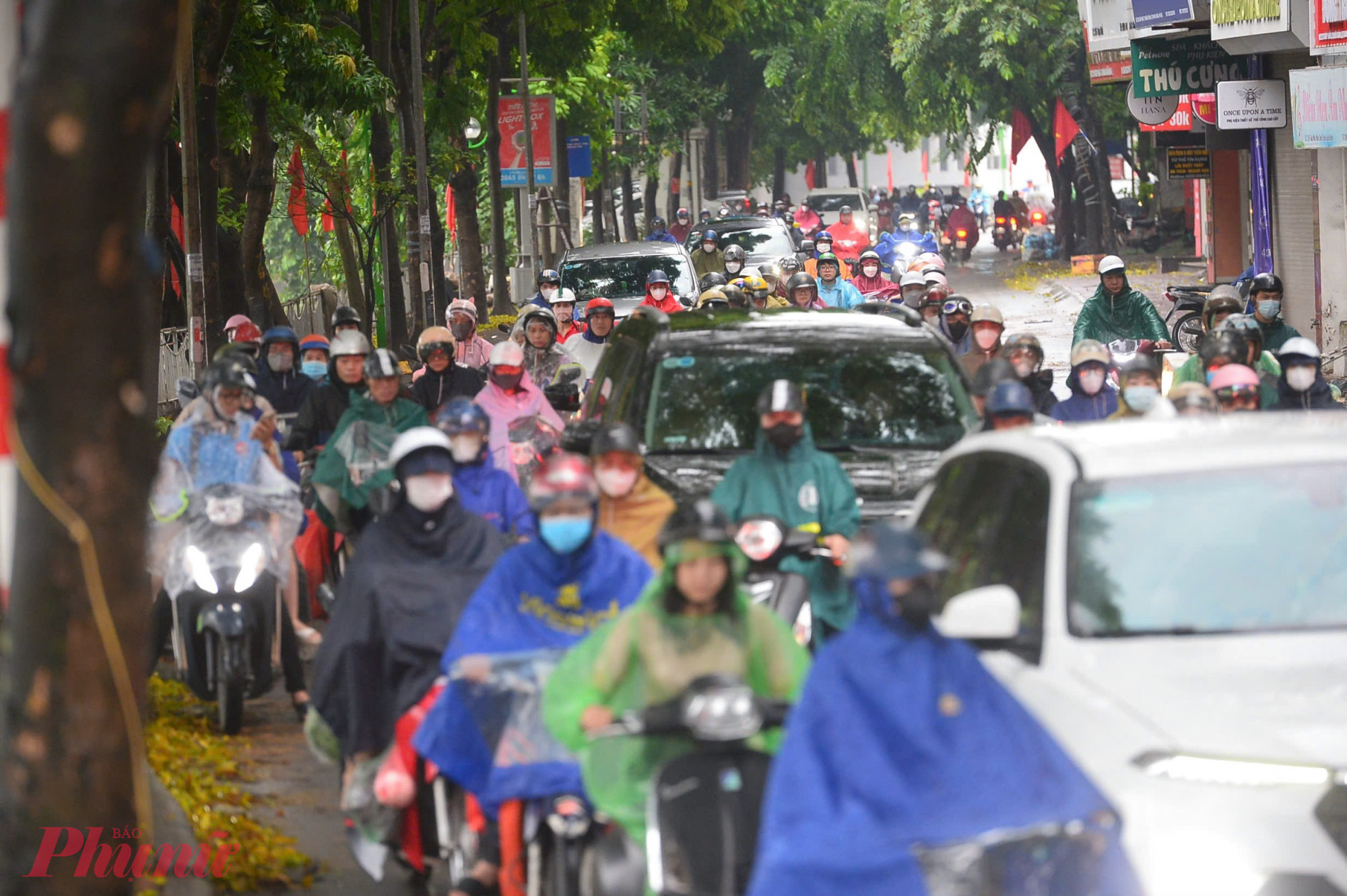 Giờ cao điểm sáng nay (23/7), trên các tuyến đường vào Thủ đô đều ùn ứ, người dân chật vật di chuyển dưới cơn mưa kéo dài.