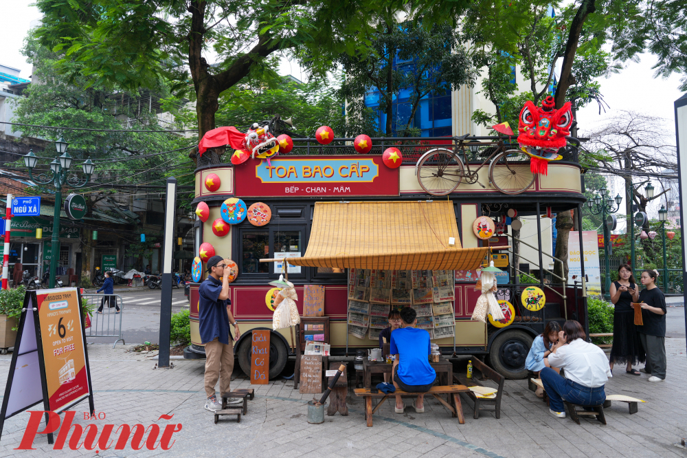 Dự án 'Tuyến tàu điện số 6' được đặt tên dựa trên ý tưởng về một tuyến tàu điện tiếp nối sứ mệnh của hệ thống 5 tuyến tàu điện mặt đất của Hà Nội xưa, đã ngừng hoạt động từ năm 1991.