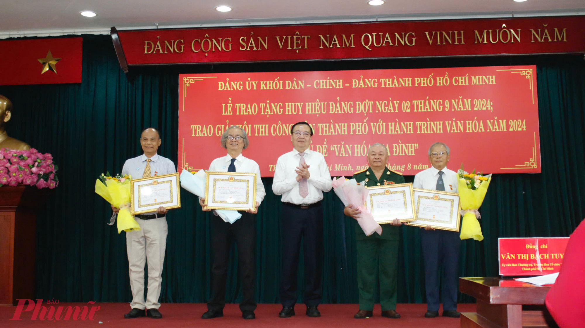 Phó Trưởng ban Thường trực Ban Tuyên giáo Thành ủy TP.HCM Lê Hồng Sơn trao Huy hiệu 45 năm tuổi Đảng đến các đồng chí đảng viên