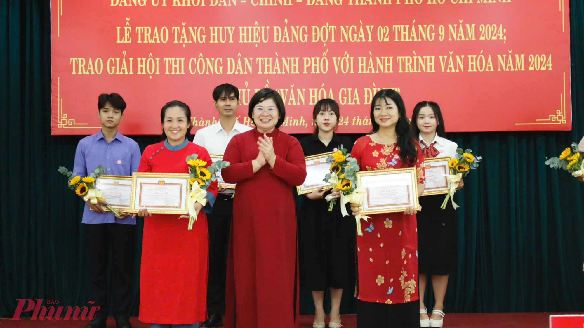 Bà Văn Thị Bạch Tuyết - Trưởng ban Tổ chức Thành ủy TPHCM trao giải Nhất phần thi viết với chủ đề “Thư gửi tương lai” đến bà Nguyễn Thị Diệu Hiền - Chi bộ Báo Phụ nữ thành phố và Giải thiết kế infographic xuất sắc nhất đến nhóm tác giả Vũ Gia Quỳnh Nhiên, Hoàng Hương Giang, Lê Nguyễn Phương Uyên – Đảng bộ Sở Du lịch thành phố.