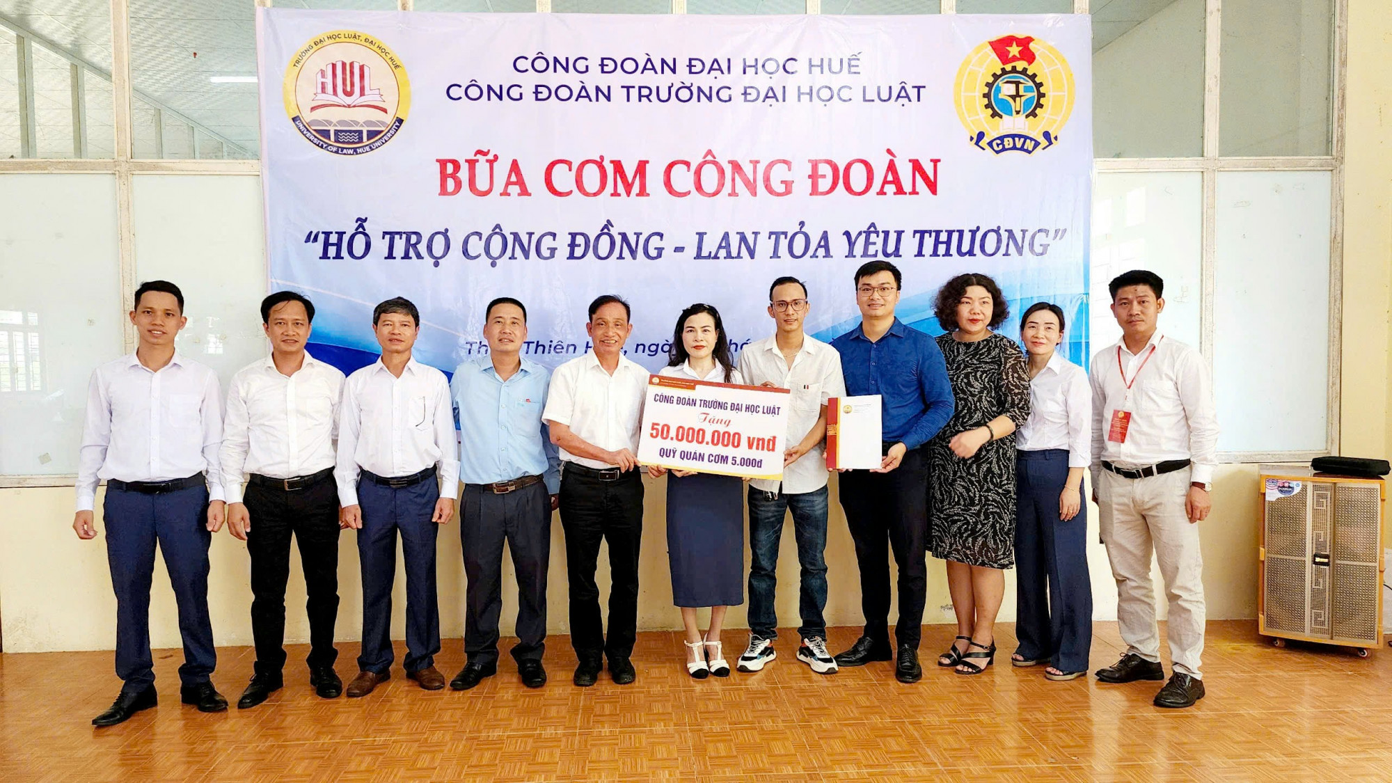 Lãnh đạo nhà trường, công đoàn trường ĐH Luật tặng 50 triệu đồng hỗ trợ quỹ quán cơm 5.000