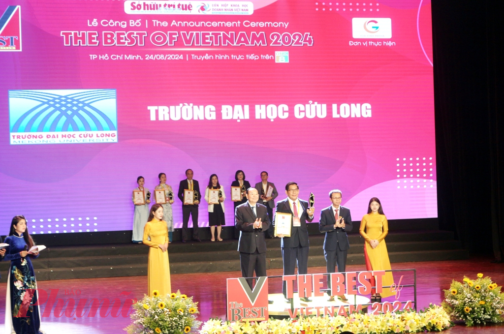 Trường Đại học Cửu Long vinh dự nhận được giải thưởng “Top 10 Trường Đại học tốt nhất Việt Nam” - Ảnh: Nguyễn Văn Dô